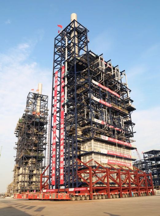 古雷项目新进展,广东石化国内在建最大乙烯裂解炉辐射室首吊成功
