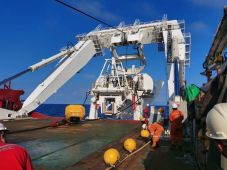 中国海油突破海洋油气装备技术并成功实施首次深水犁式挖沟机海试作业