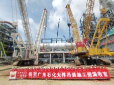 广东石化、天津南港乙烯项目大型设备吊装就位，中石化、中石油炼化项目建设进展迅速