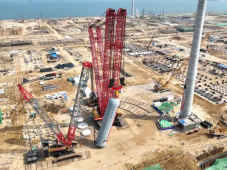 裕龙岛炼化一体化项目260万吨/年渣油加氢装置上行式保护反应器吊装完成