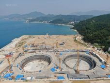 国家管网深圳LNG项目部开始拱顶块吊装工作