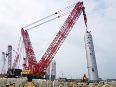 4500吨履带起重机二连吊，山东裕龙石化柴油加氢项目两塔立