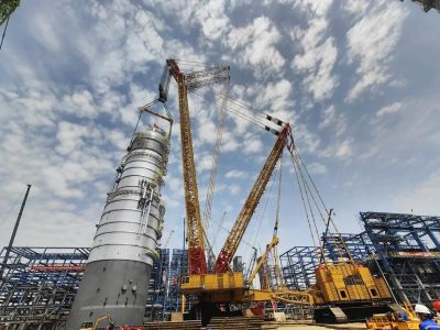 裕龙石化炼化一体化项目2200吨重亚洲最大急冷水塔顺利吊装就位