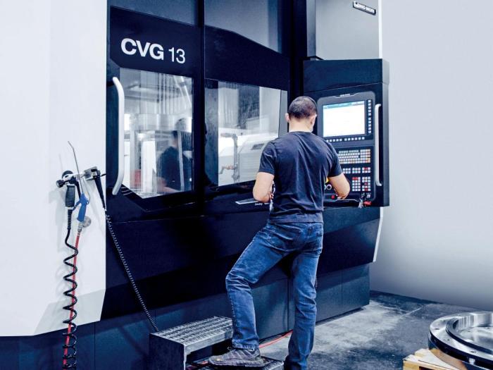 图3  MCO在精加工中选用的机床之一是CVG13。可磨削大型工件，工件直径可达1300 mm