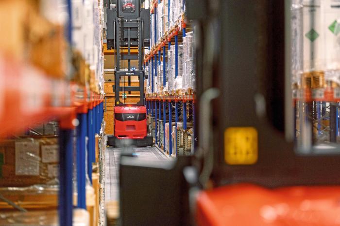 图1 客户的订单由林德公司的Warehouse Navigator仓库管理系统直接发送到Linde-K型高架立体库拣选配货机器人处。