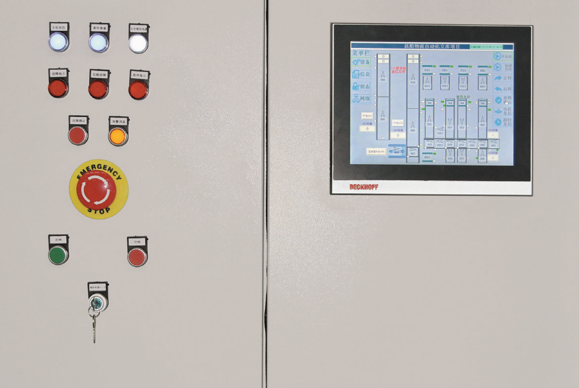 图2 控制柜中的嵌入式控制器与用作人机界面的倍福控制面板 CP2912 相连