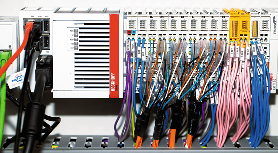 图5 带有EtherCAT和Twinsafe终端的嵌入式PC CX5140集成了所有功能，从输入和输出到功能安全性和步进电机控制