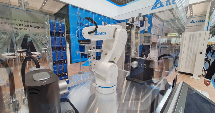 2.台达咖啡制作机器人工作站，轻松兼容工业自动化解决方案