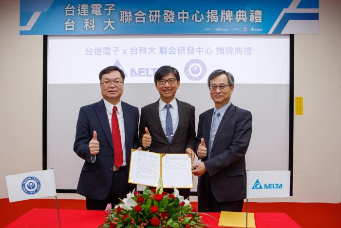 台科大校长廖庆荣先生（左一）及台达电子总经理暨营运长张训海先生（右一）代表双方签订合作意向书