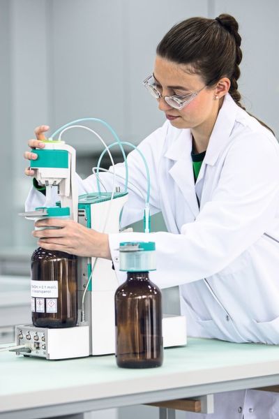 绝对安全：新型专利Omnis液体适配器无需在试剂更换期间打开瓶子，凭借RFID通信功能，可以将分析追溯至试剂